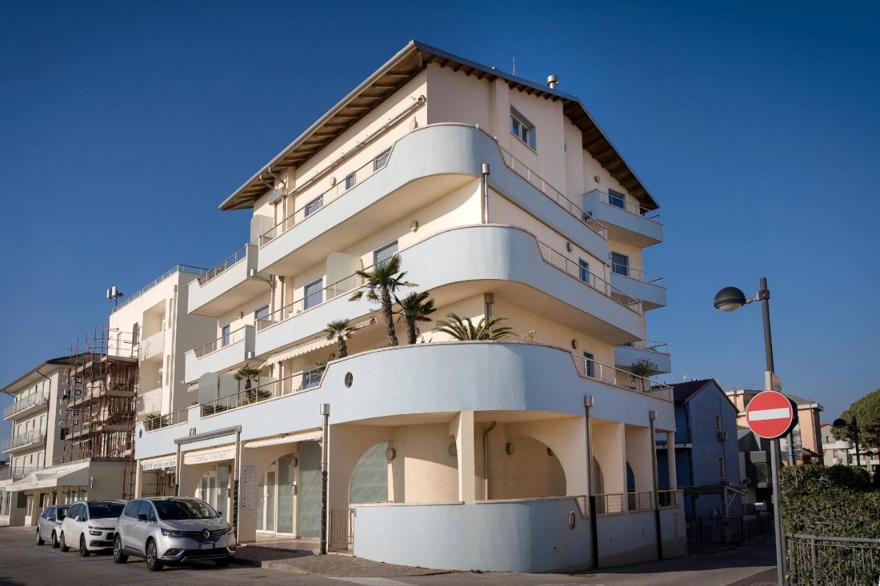 Ferrari Apartments Levante Caorle Eksteriør billede