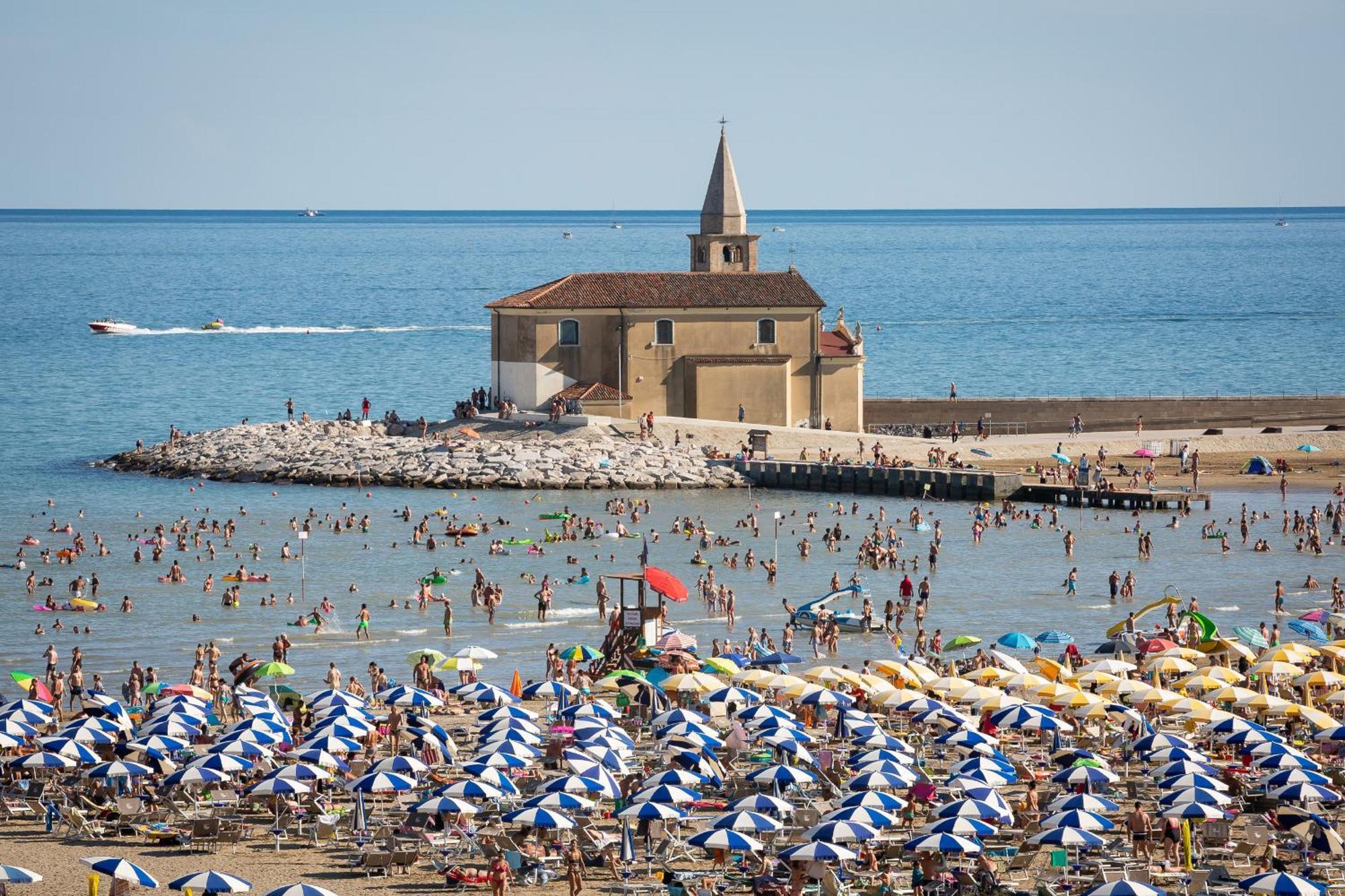 Ferrari Apartments Levante Caorle Eksteriør billede